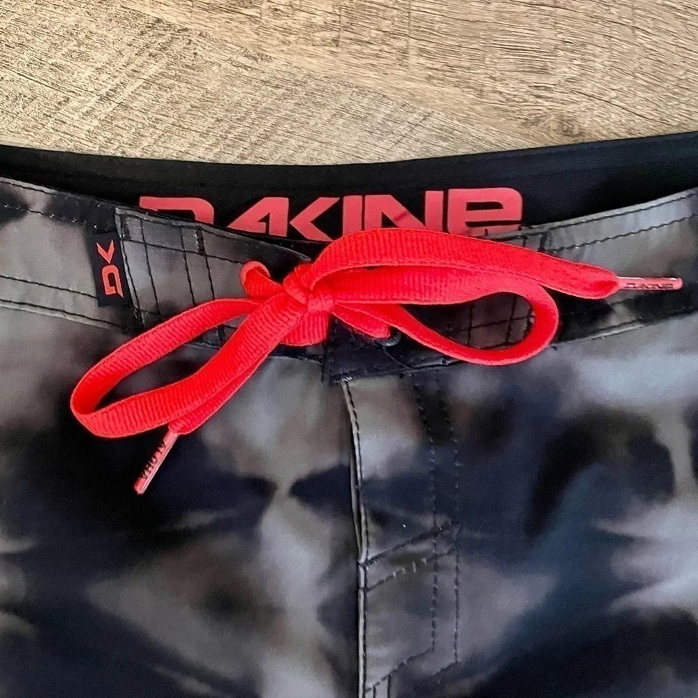 🌺 Dakine Hawaii Freeride Black Tie Dye Board Shorts Juniors Size 3